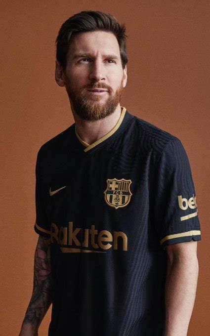 ¡leo Messi Se Viste De Negro Barcelona Presentó Su Nueva Camiseta Al Alternativa Para La