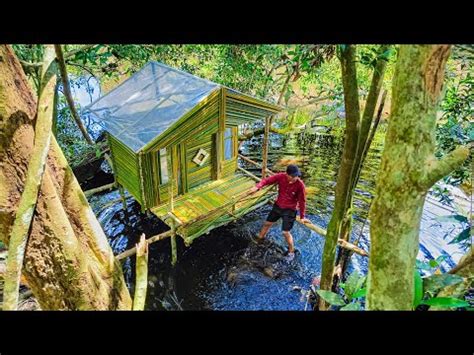 Camping Hujan Deras Membangun Shelter Dari Bambu Di Atas Sungai Besar