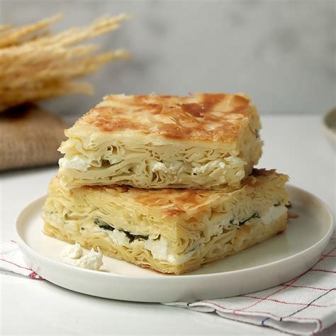 Su Börek mit Käsefüllung mit frischen Zutaten von Yufka Manufaktur