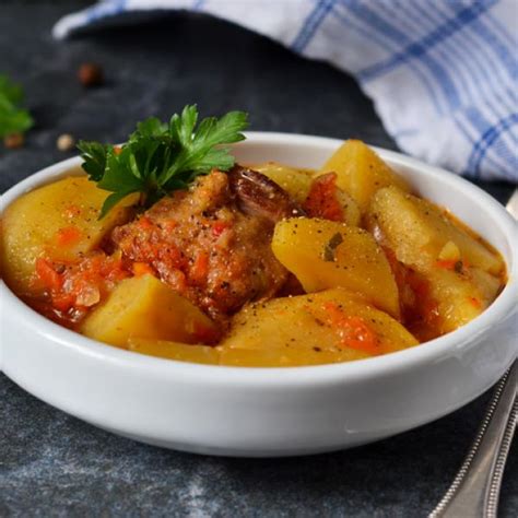 Prepara Un Delicioso Pollo Guisado Con Papas En Solo Minutos