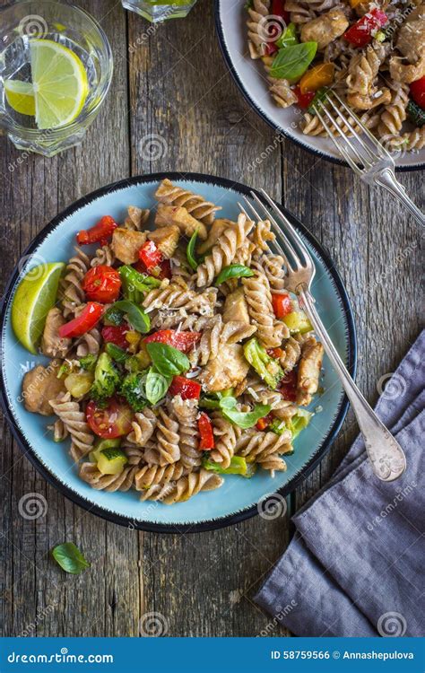 Pastas Del Trigo Integral Con El Pollo Y Las Verduras Foto De Archivo