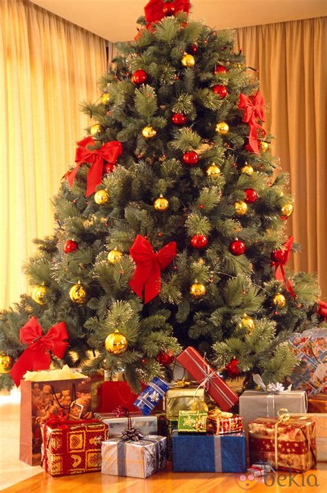 Árbol de Navidad con lazos y bolas rojas y doradas Árboles de Navidad