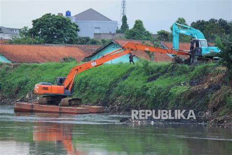 Pengerukan Dan Penanganan Sampah Citarum Saat Kemarau Republika Online