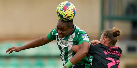 Betis Féminas Sporting Huelva Leles se topó con el larguero para