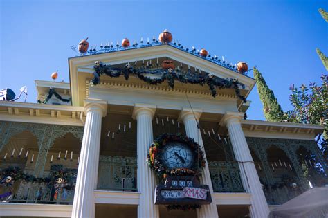 Complete Guide to Disneyland Christmas Decorations - Dates Disneyland ...