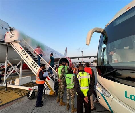 México realizó el primer vuelo de retorno voluntario de 140 migrantes