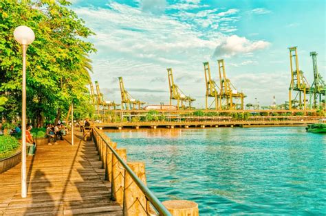 Los Turistas En El Paseo Marítimo De Sentosa Llevan a La Isla De