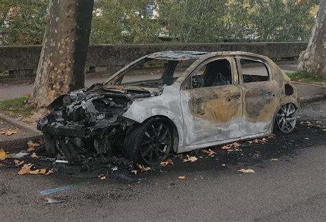 Givors Un V Hicule En Feu Quai Des Martyres