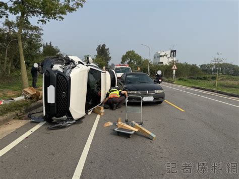 金門男酒駕泥醉超車不慎 撞前車又失控撞路翻車受困 警消急救援 民生電子報