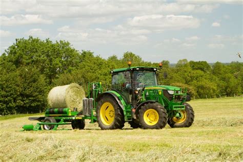 Tracteur Moderne De Vert De John Deere Avec L Emballage Rond De Balle