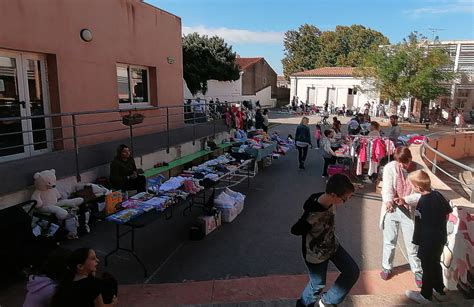 Un Beau Succ S Pour La Braderie Organis E Par Les Parents D L Ves De L