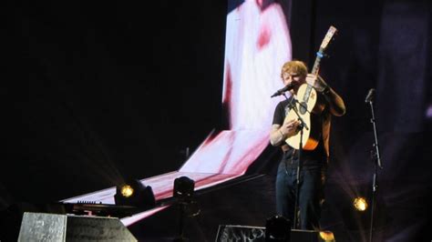 Ed Sheeran Réalise Le Rêve Dun Couple De Fans En Plein Concert