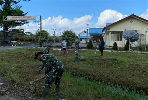 Satgas Yonif 143 TWEJ Bersama Masyarakat Gotong Royong Bersihkan