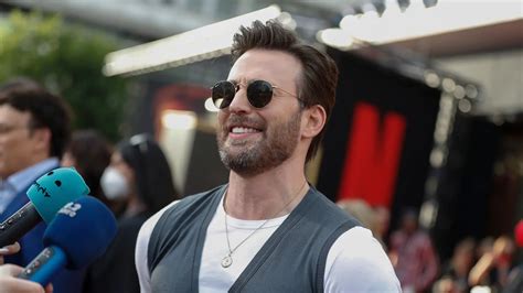 Chris Evans Se Deja Ver Con Su Anillo De Casado Por Primera Vez Tras Su