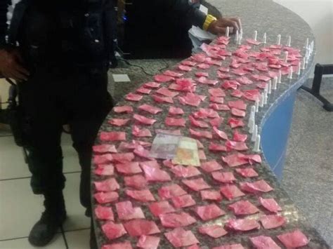 G1 PM prende jovem 200 papelotes de cocaína em Cabo Frio no RJ