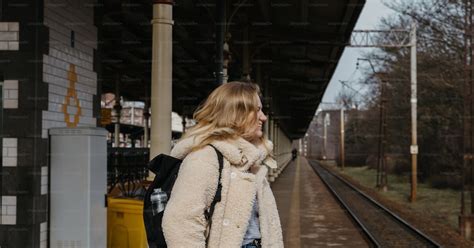 Foto Una Mujer Parada En Una Plataforma De Tren Junto A Un Tren Estación De Tren Imagen En