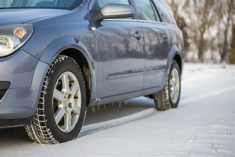 Por qué las llantas de mi carro están inclinadas Causas y soluciones