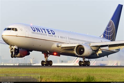 N Ua Boeing Er United Airlines Guillaume Fevrier