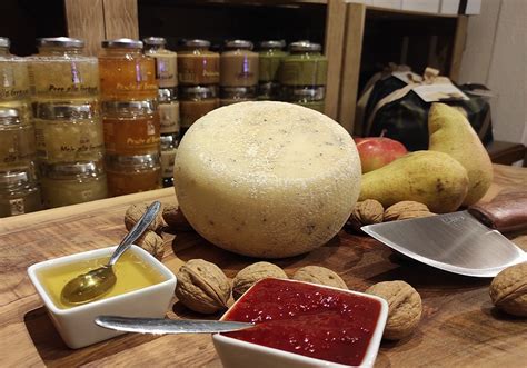 Pecorino Con Tartufo Forma Intera Ca 1 5 Kg Marusco E Maria