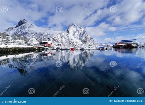 Reine Resort En El Archipi Lago De Lofoten Imagen De Archivo Imagen