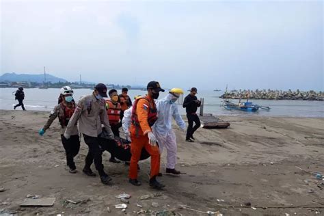 Tim SAR Temukan Jasad Wisatawan Asal Cianjur Yang Tenggelam Di Pantai