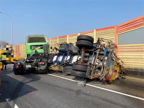 國道1號貨車、槽車擦撞後翻覆 黃色穀物滿布路面 社會 自由時報電子報