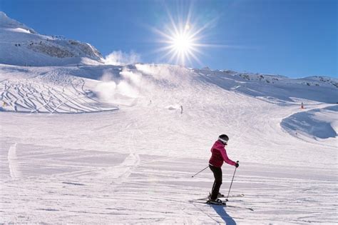 Premium Photo Woman Skier Skiing On Hintertux Glacier In Tyrol In