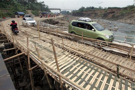 Pemudik Lewati Jembatan Darurat Cipamingkis Antara Foto