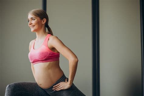 Mulher Gr Vida Se Exercitando Em Uma Aula De Pilates Foto Gr Tis