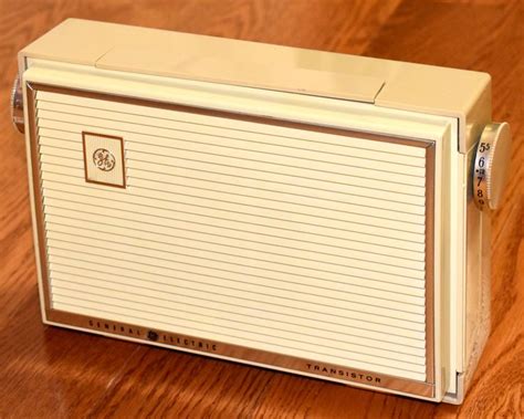 Vintage General Electric Portable Transistor Radio Model P 880a Honey