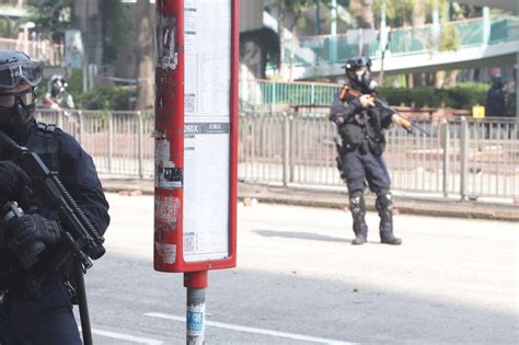 香港理工大學18日成為反送中主戰場，警方封鎖周圍500公尺，漆咸道和金馬倫道周圍爆發衝突。外圍有示威者想進入理大支援，防暴警察多次放催淚彈阻止