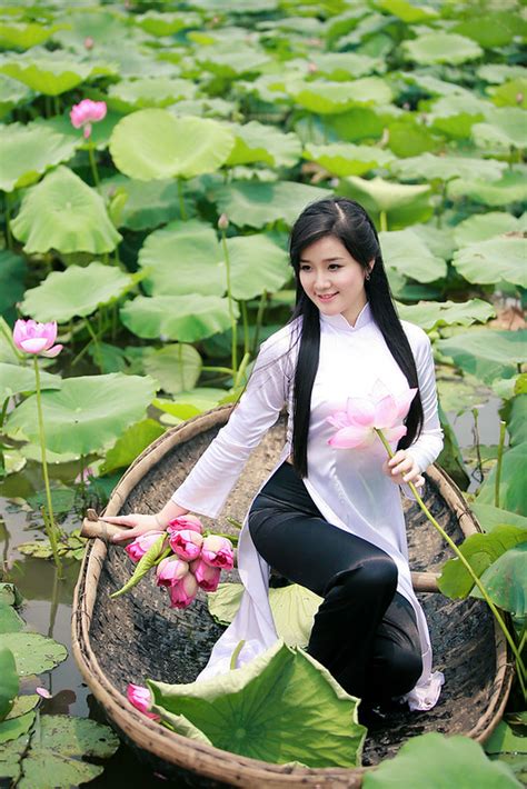 Ảnh nude gái xinh áo yếm bên hồ sen lộ núm Clip FULL Xinh 16