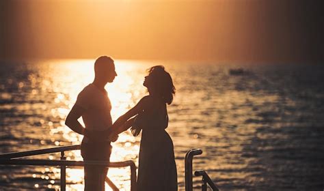 Famille Heureuse Sur La Plage En Silhouette Coucher De Soleil Ou Lever