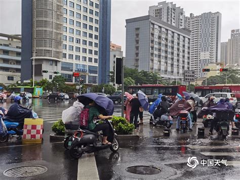 台风“泰利”携风带雨 广西南宁市民冒雨出行 图片频道