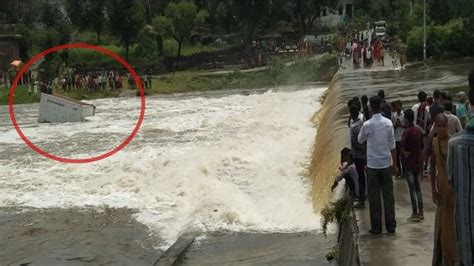 Heavy Rain In Udaipur River Drain Overflow Truck Fell In River Amar