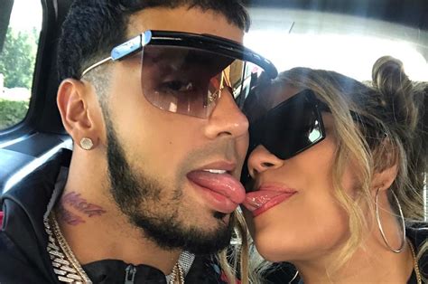 Anuel AA se tatúa rostro de Karol G en la espalda le llueven críticas