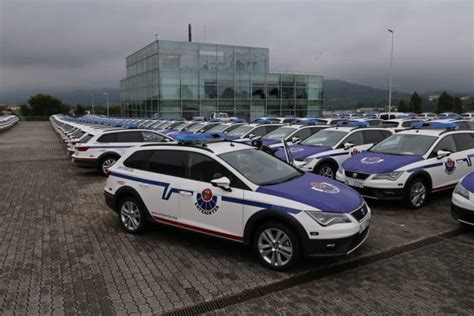 Los Agentes De La Ertzaintza No Caben En Los Nuevos Coches Patrulla