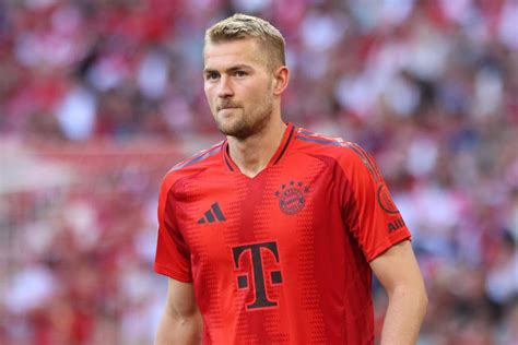 FC Bayern überrascht offenbar United im um de Ligt und Mazraoui