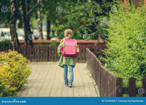 Petite Fille Avec Un Sac à Dos Allant à L école Photo stock Image du