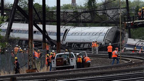 Feds: Derailed Amtrak train was traveling at more than 100 mph