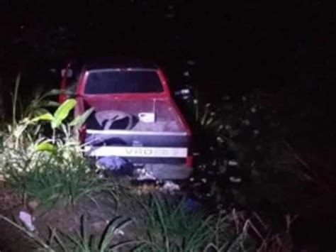 Roba camioneta la policía lo persigue cae en un dragado y nada para