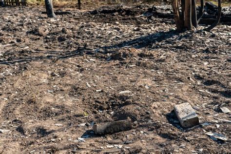 Las Consecuencias De Un Incendio En Una Antigua Casa De Campo De Madera