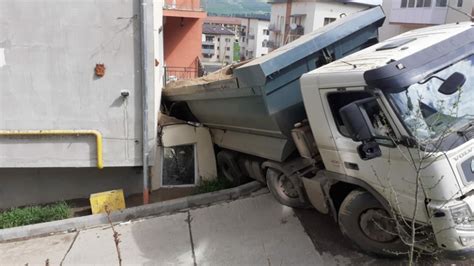 La un pas de tragedie O autobasculantă s a răsturnat peste balconul