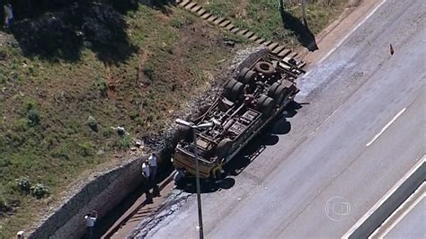 Batida entre moto e carro deixa trânsito lento no Anel Rodoviário de BH