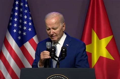 Biden Protagoniz Otro Raro Momento Al Intentar Sentarse En Una Silla