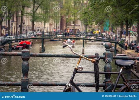 Amsterdam Mit Blumen Und Fahrrädern Auf Den Brücken über Den Kanälen