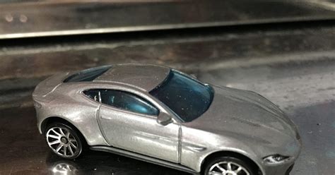 MIS COCHES DE ESCALA DE ASTON MARTIN DB HOT WHEELS
