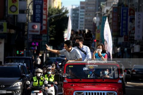 Chiang Wan-an, Tapei mayor-elect, left, greets members of the public... News Photo - Getty Images