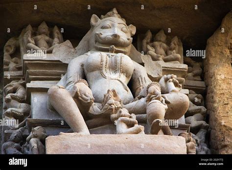 Sculpture at Chaturbhuj Temple, Khajuraho Stock Photo - Alamy