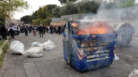 Roma Barricate Contro L Arrivo Dei Rom Cassonetti Rovesciati E Dati